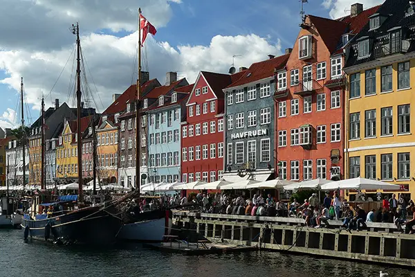 Day-1-Finish-Nyhavn-Worlds-logest-outdoor-bar-600x400