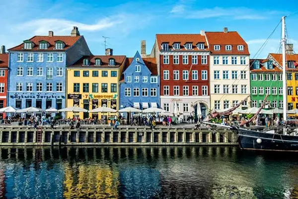 Day1-Nyhavn-longest-outdoor-bar-in-the-world-600x400