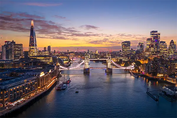 day9-london-illuminated-uk